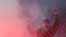 Seorang penggemar Bosnia-Herzegovina memanjat pagar saat merayakan timnya lolos ke Piala Dunia FIFA 2026 setelah memenangkan pertandingan final kualifikasi Eropa melawan Italia di stadion Bilino-Polje di Zenica pada 31 Maret 2026. (Elvis BARUKCIC/AFP)