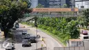 Sejumlah kendaraan melintas dikawasan Sudirman, Jakarta, Sabtu (23/7). Mulai 27 Juli sampai 26 Agustus Dinas Perhubungan Jakarta akan Uji Coba pembatasan Lalu Lintas Ganjil-Genap di Jalur Bekas 3 in 1. (Liputan6.com/Helmi Afandi)