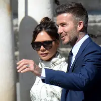 Mantan gelandang Real Madrid David Beckham dan istrinya Victoria Bekcham tiba di gereja menghadiri upacara pernikahan bek Sergio Ramos dan Pilar Rubio di Katedral Seville, Spanyol (15/6/2019). (AFP Photo/Cristina Quicler)