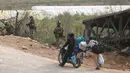 Sebelumnya, serangan Israel di Lebanon telah mengakibatkan krisis kemanusiaan serius, lebih dari 1,1 juta penduduk mengungsi. Tampak dalam foto, Kontingen Prancis dari Pasukan Sementara Perserikatan Bangsa-Bangsa di Lebanon (UNIFIL) berpatroli di daerah tersebut sementara warga yang mengungsi kembali ke rumah mereka melalui jalan darurat yang dibangun di lokasi jembatan Qasmieh yang hancur akibat serangan Israel, di wilayah Al-Qasmiyeh, Lebanon Selatan, pada Sabtu 18 April 2026. (MAHMOUD ZAYYAT/AFP)