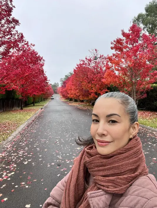 Selfie penuh pesona dari Nadya Hutagalung. Outfitnya yang bernuansa merah muda serasi dengan pemandangan latarnya dari pohon berdaun merah. [Foto: Instagram/nadyahutagalung]