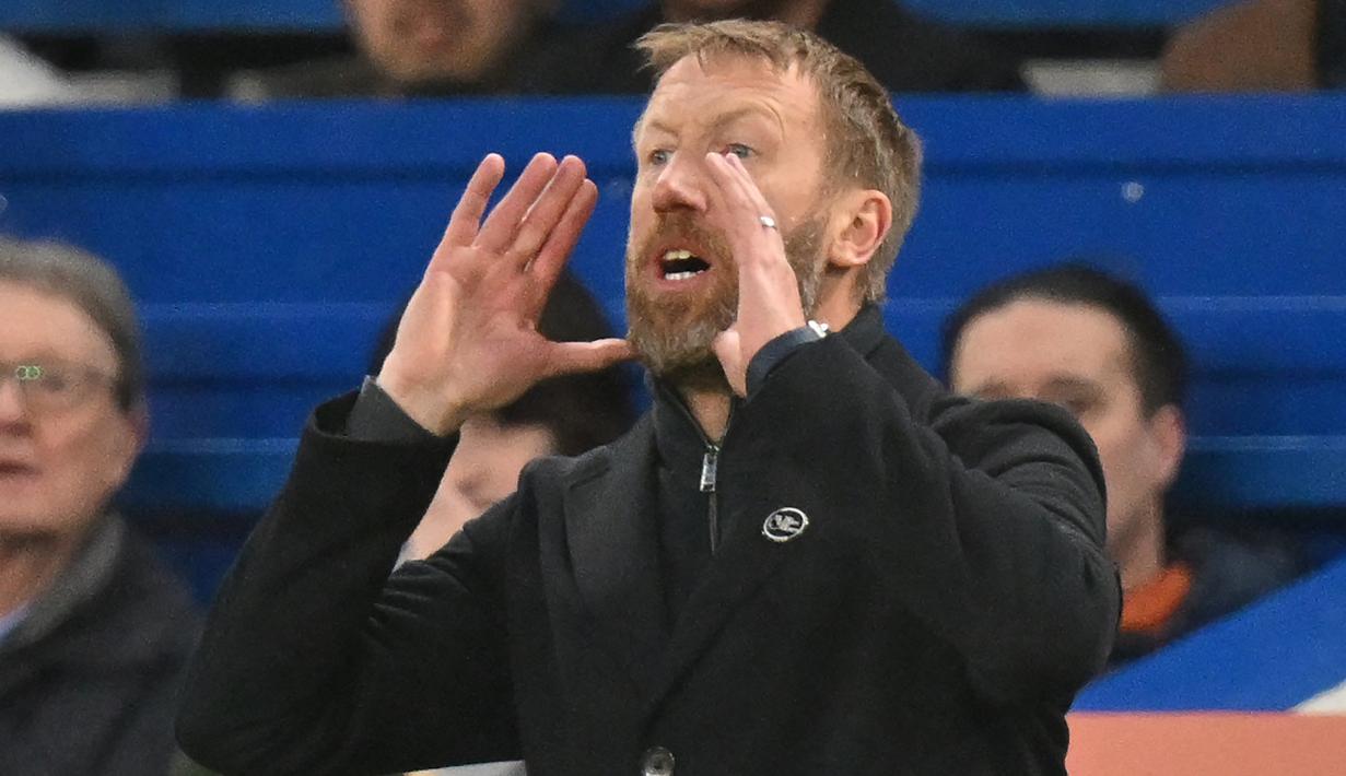 Pelatih Chelsea, Graham Potter berteriak memberi instruksi kepada pemainnya saat menghadapi Southampton dalam laga pekan ke-24 Liga Inggris 2022/2023 di Stamford Bridge, London, Sabtu (18/2/2023) malam WIB. (AFP/Glyn Kirk)