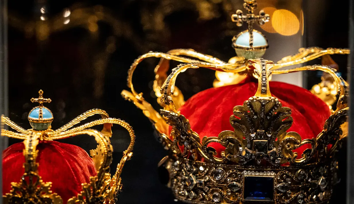 Mahkota Christian V (kanan) dan Mahkota Ratu dipajang di Kastil Rosenborg di Kopenhagen, Denmark pada tanggal 2 Januari 2024. (Foto oleh Ida Marie Odgaard/Ritzau Scanpix/AFP)/Denmark OUT