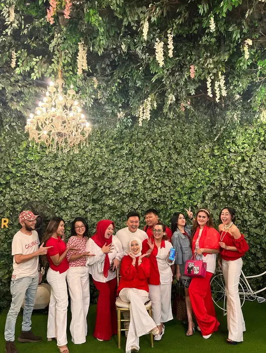 "Suami ga ada soalnya pas banget ama jadwal pertandingan," sambung Okie dalam salah satu keterangan foto. [Instagram/okieagustina_]