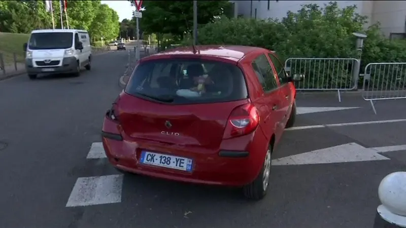 Tabrak Mobil ke Kerumunan Orang di Masjid Paris, Pria Ini Dibekuk