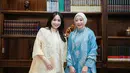 Nagita Slavina tampil cantik dengan setelan blouse berkancing dan rok panjang lace warna putih. Dipadu dengan outer organza lace warna kuning dan heels lace [@raffinagita1717]