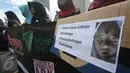 Gabungan mahasiswa muslim melakukan aksi solidaritas save Aleppo di kawasan Bundaran HI, Jakarta, Minggu (18/12). Aksi menggugah kepedulian masyarakat ini diwarnai berbagai orasi dan penggalangan dana. (Liputan6.com/Immanuel Antonius)