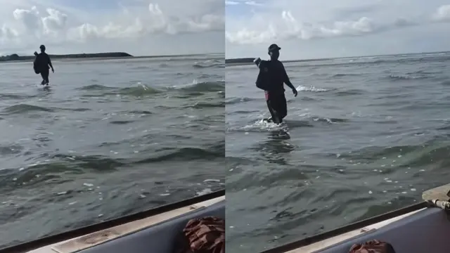 Pria Aceh Berjalan di Atas Laut