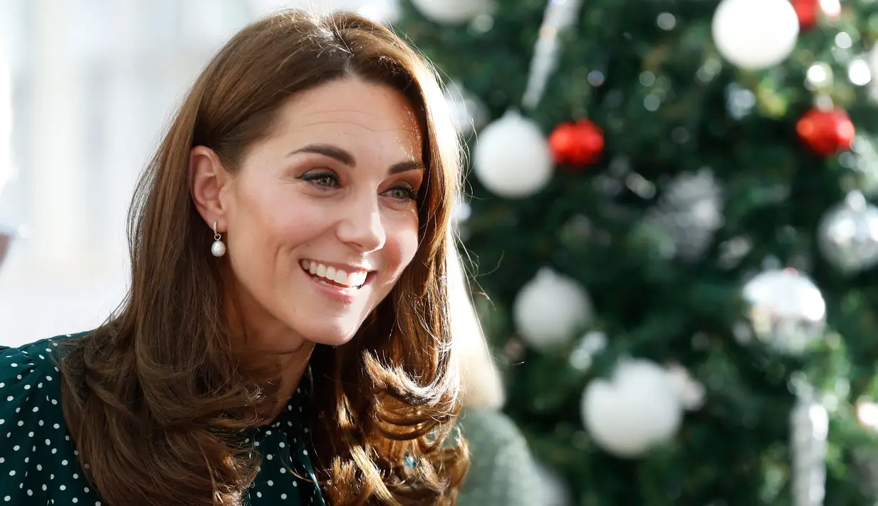 Kate Middleton tersenyum saat mengunjungi Rumah Sakit Anak Evelina di London, Inggris (11/12). Kate Middleton yang bergelar Duchess of Cambridge ini, diresmikan sebagai patron RS anak tersebut. (Chris Jackson/Pool via AP)