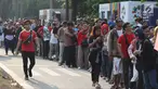 Antrean calon penonton untuk mendapatkan tiket final bulu tangkis beregu putra di sekitar tiket boks di kawasan GBK, Jakarta, Rabu (22/8). Laga final bulu tangkis beregu putra mempertemukan Indonesia melawan China. (Liputan6.com/Helmi Fithriansyah)