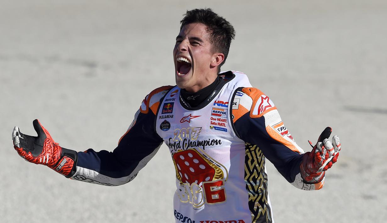 Teriakan pebalap Repsol Honda Team, Marc Marquez usai memastikan gelar juara dunia MotoGP 2017 pada balapan MotoGP Valencia di Ricardo Tormo Circuit, Cheste, (12/11/2017). Gelar tersebut merupakan yang keempat buat Marquez.  (AFP/Jose Jordan)
