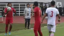 Pelatih Timnas Indonesia U-23, Indra Sjafri (tengah) memberi arahan pada timnya saat melawan Iran U-23 pada laga persahabatan di Stadion Pakansari, Kab Bogor, Sabtu (16/11/2019). Laga ini uji coba terakhir jelang Sea Games Filipina 2019, Indonesia U-23 unggul 2-1. (Liputan6.com/Helmi Fithriansyah)