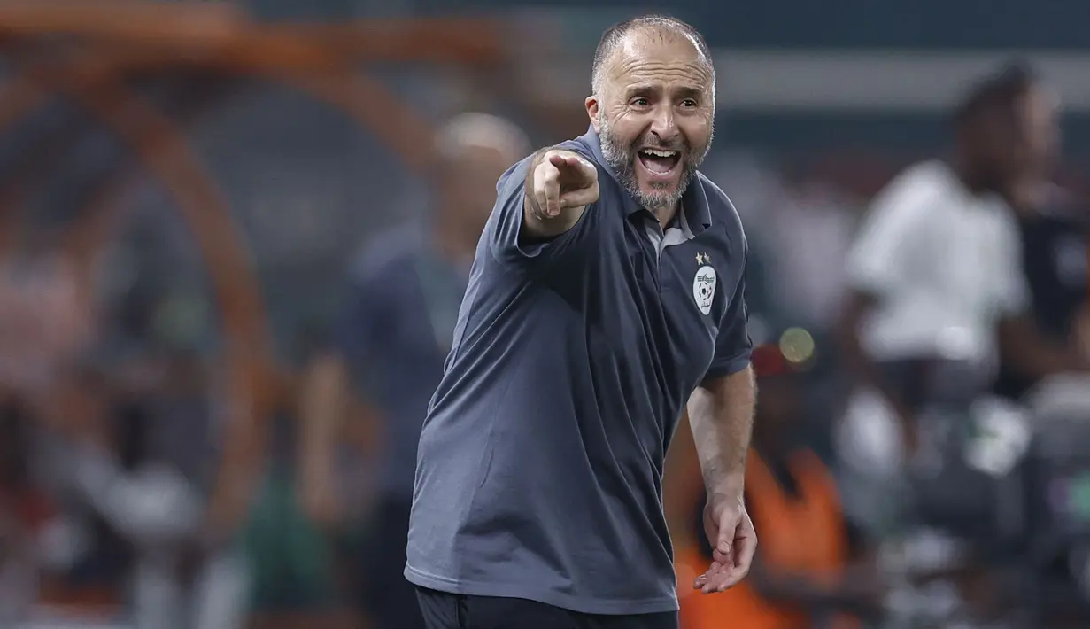 Pelatih Aljazair, Djamel Belmadi dipecat setelah timnya gagal lolos ke babak 16 besar setelah hanya menghuni peringkat ke-4 Grup D, kalah bersaing dengan Angola, Burkina Faso dan Mauritania. Kegagalan ini juga menjadi back to back baginya yang juga membawa Tanzania finis sebagai juru kunci pada Piala Afrika edisi sebelumnya pada 2021. (AFP/Kenzo Tribouillard)