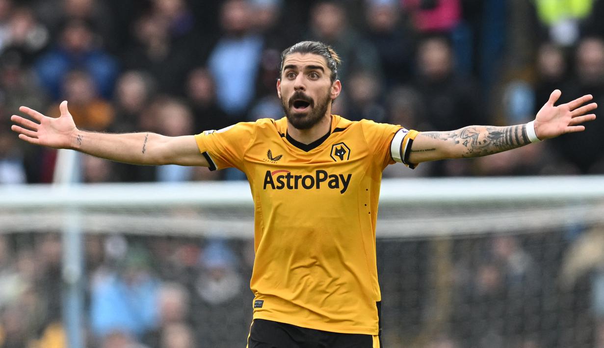 Reaksi kecewa gelandang Wolverhampton Wanderers, Ruben Neves saat menghadapi Manchester City pada laga Liga Inggris 2022/2023 di Etihad Stadium, Manchester (22/1/2023). Ruben Neves didatangkan Wolverhampton Wanderers dari FC Porto pada awal musim 2017/2018. Jabatan kapten tim baru sandangnya pada awal musim 2022/2023 menggantikan Conor Coady. Setelah 6 musim, ia meninggalkan Wolves untuk membela klub Arab Saudi, Al Hilal mulai musim 2023/2024. (AFP/Paul Ellis)
