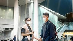 Ririn Ekawati dan Ibnu Jamil, saat berada di bandara. Tak sabar bertemu sang putri. (Foto: Instagram/@ririnekawati)