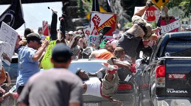 Mobil hantam demonstran di Charlottesville, Virginia, Amerika Serikat. Nampak sejumlah korban terhempas ke udara akibat laju kencang mobil (AP)