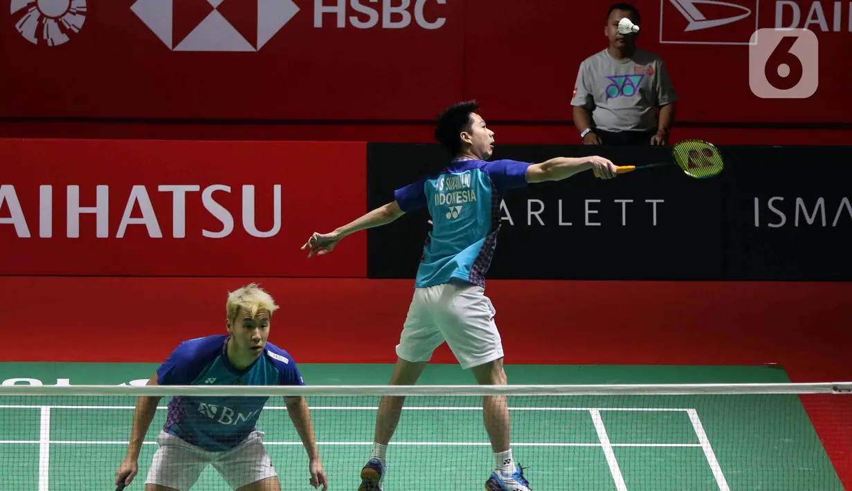 Pebulu tangkis ganda putra Indonesia Kevin Sanjaya/Marcus Gideon saat melawan pebulu tangkis ganda putra China Liu Yu Chen/Ou Xuan Yi pada babak 16 besar turnamen Daihatsu Indonesia Masters 2023 di Istora Senayan, Jakarta, Kamis (26/1/2023). The Minions gagal lolos ke babak selanjutnya karena memutuskan untuk mundur atau retired pada set ketiga akibat cedera yang dialami Marcus Gideon saat ganda China unggul dengan skor 19 - 21, 21-8, dan 11-6. (Liputa6.com/Herman Zakharia)