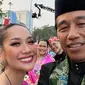 Momen langka terjadi ketika BCL foto bareng Presiden Jokowi di Istana Negara dengan meminjam ponsel Okky Lukman. RI-1 tampak tersenyum bahagia. (Foto: Dok. Instagram @bclsinclair)