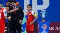 Kapten Timnas Futsal Indonesia, Mochammad Iqbal Rahmattulah, menatap trofi juara Piala Asia Futsal 2026 yang gagal diraih setelah kalah dari Iran pada laga final yang berlangsung di Indonesia Arena, Jakarta, Sabtu (7/2/2026). (Bola.com/Bagaskara Lazuardi)