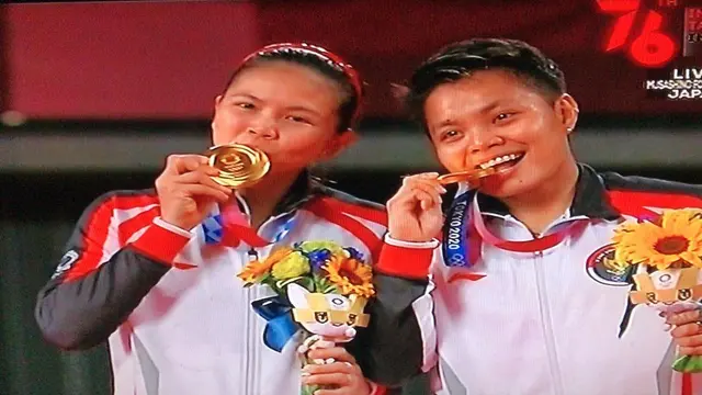 6 Potret Kemenangan Greysia Polii dan Apriyani Rahayu, Bawa Pulang Medali Emas