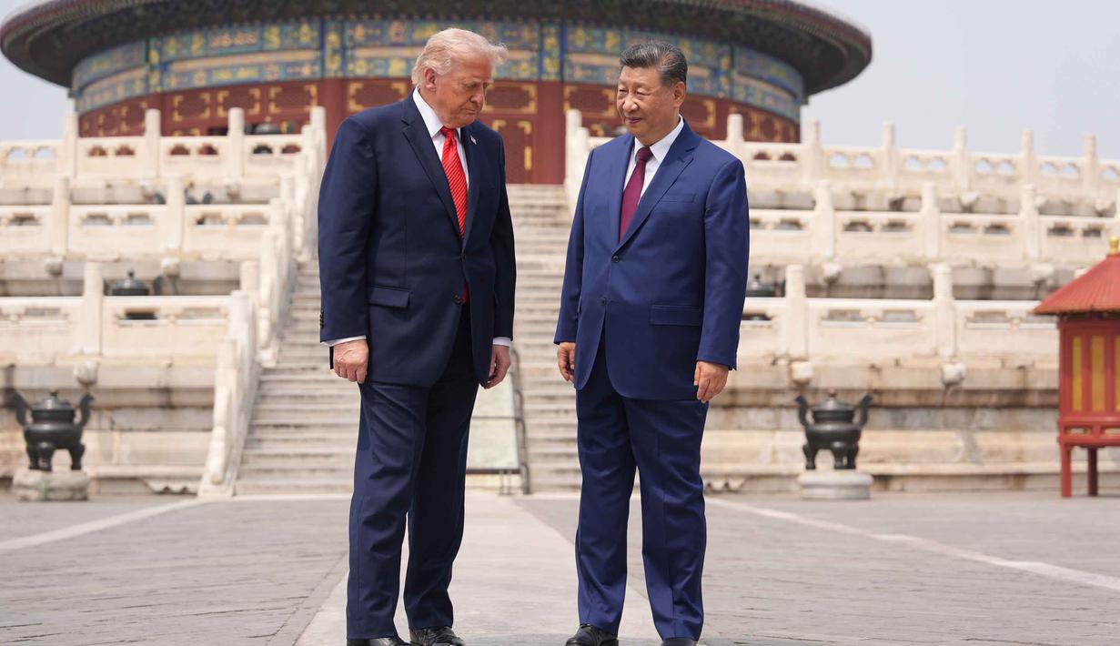 Presiden Amerika Serikat (AS), Donald Trump (kiri) berdiri bersama Presiden Tiongkok, Xi Jinping di Temple of Heaven, Beijing, Kamis 14 Mei 2026. (AP Photo/Mark Schiefelbein)