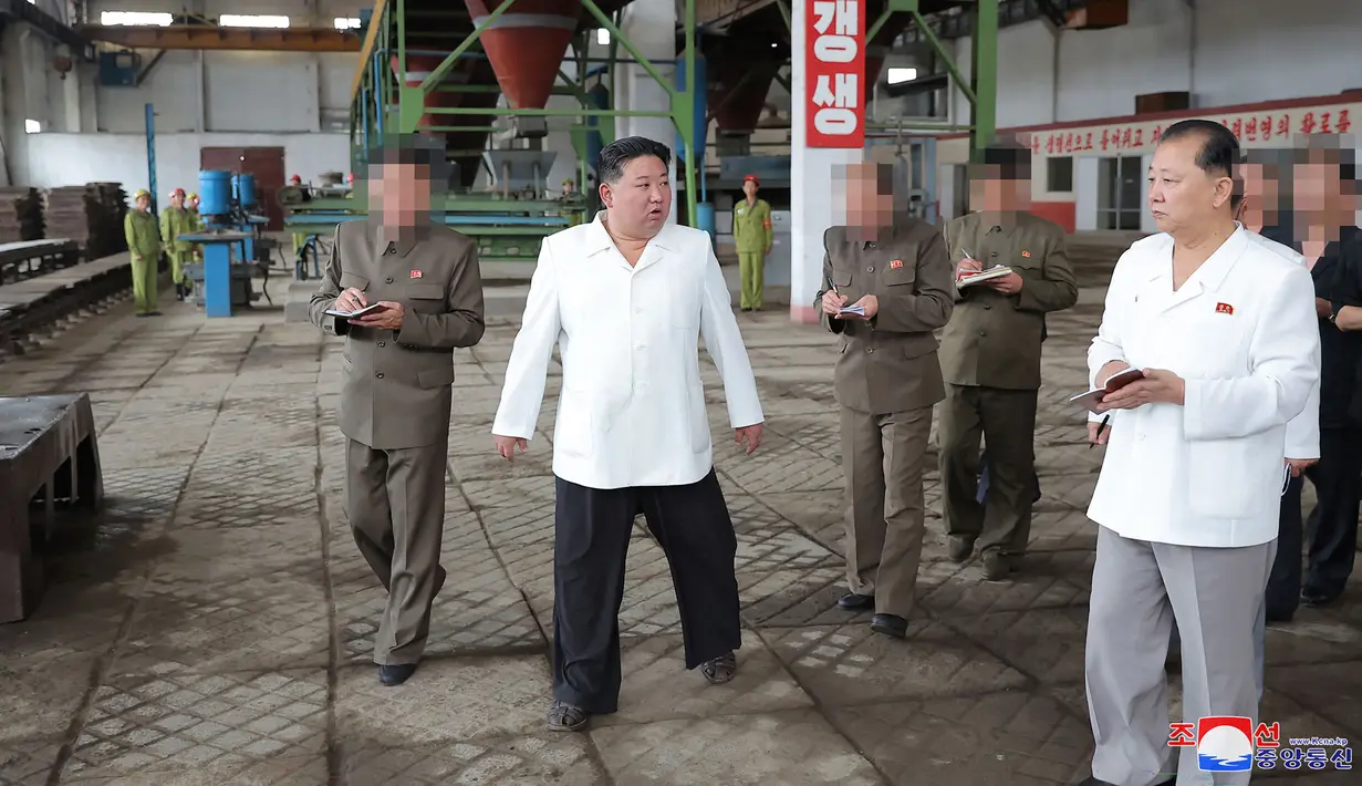 Pemimpin Korea Utara (Korut) Kim Jong-un memerintahkan pabrik-pabrik amunisi utama untuk meningkatkan produksi rudal dan senjata lainnya. (STR/KCNA VIA KNS/AFP)