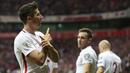 Striker Polandia, Robert Lewandowski, melakukan selebrasi usai mencetak gol ke gawang Montenegro pada laga Kualifikasi Piala Dunia 2018 di Stadion National, Warsawa, Minggu (8/10/2017). Polandia menang 4-2 atas  Montenegro. (AP/Czarek Sokolowski)