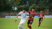 Stefano Lilipaly saat mengawal penyerang Arema FC, Dedik Setiawan, dalam pertandingan BRI Liga 1 2021/2022 di Stadion Ngurah Rai Denpasar. (Bola.com/Maheswara Putra)