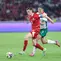 Pemain Timnas Indonesia, Jay Idzes, berusaha mengahalau pemain Bulgaria, Vladimir Nikolov, dalam laga final FIFA Series 2026 di Stadion Utama Gelora Bung Karno (SUGK), Senayan, Jakarta, Senin (30/03/2026). (Bola.com/M Iqbal Ichsan)