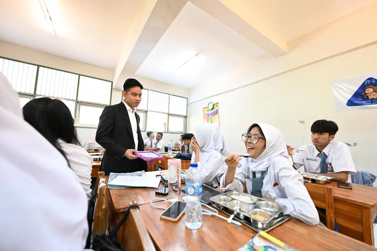 Gibran Sidak Program Makan Bergizi Gratis di SMAN 60 Jakarta