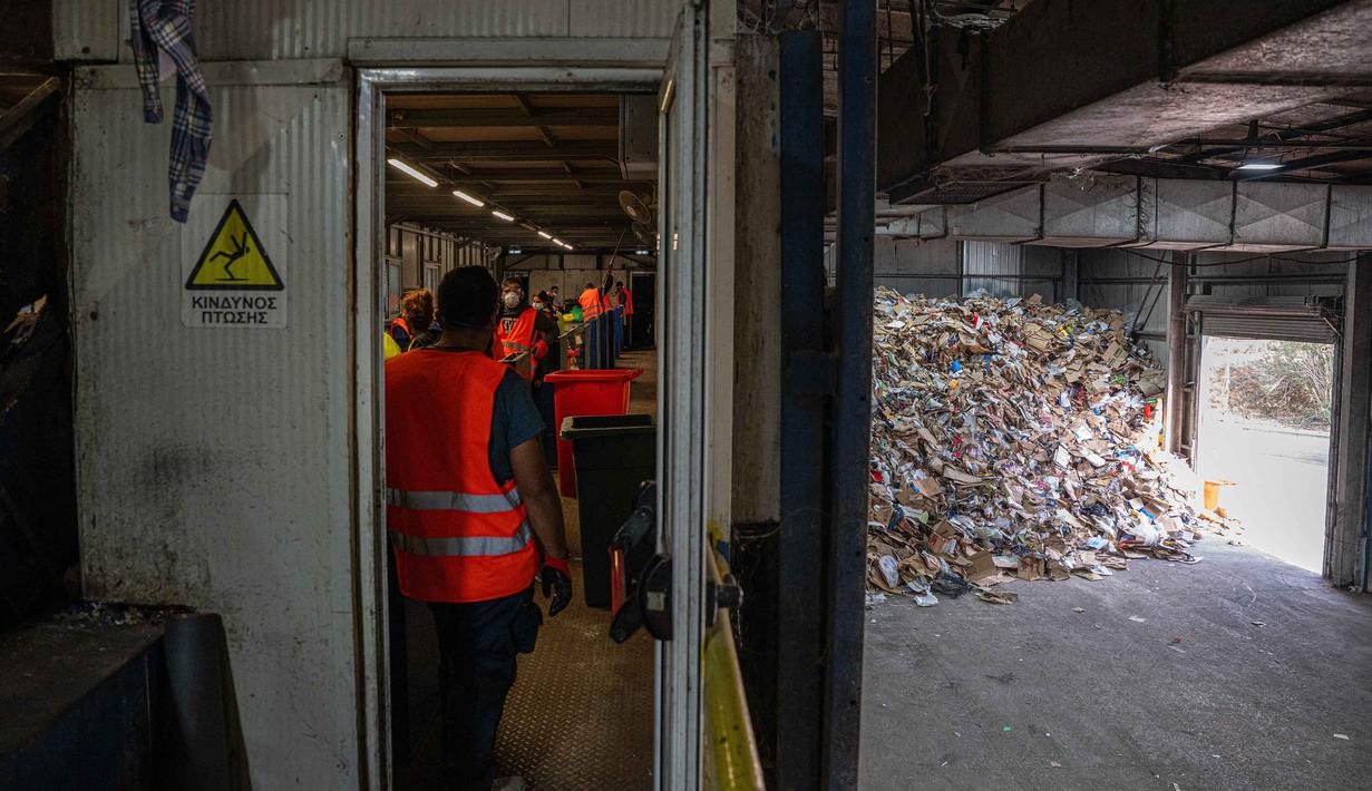 Beberapa langkah telah diambil dalam upaya daur ulang. Tampak dalam foto, pekerja memisahkan benda-benda plastik dari bahan limbah lainnya di atas conveyor belt di pabrik daur ulang di kota Corfu pada 15 Oktober 2025. (Angelos TZORTZINIS/AFP)