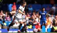 Gelandang AC Milan Luka Modric pada laga persahabatan melawan Chelsea. (AFP/Henrt Nicholls)