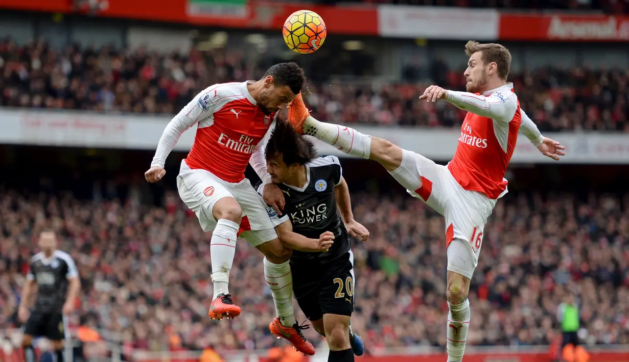 Duel udara pemain Arsenal dan Leicester City dalam laga Liga Inggris di Stadion Emirates, London, Minggu (14/2/2016). (Action Images via Reuters/ Tony O'Brien)