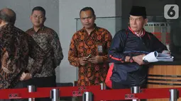 Anggota Badan Pemeriksa Keuangan Rizal Djalil (kanan) usai menjalani pemeriksaan di Gedung KPK, Jakarta, Rabu (9/10/2019). Rizal diperiksa sebagai tersangka terkait kasus dugaan suap proyek pembangunan Sistem Penyediaan Air Minum (SPAM) di Kementerian PUPR. (merdeka.com/Dwi Narwoko)