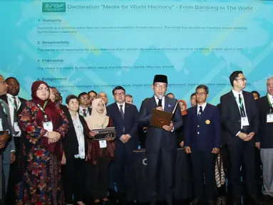 Wali Kota Bandung Ridwan Kamil membacakan Deklarasi “Media for World Harmony From Bandung to The World” pada Konferensi Internasional dan Pertemuan Tahunan OIC IBRAF Ke-5, di Kota Bandung, Rabu (22/2). (Liputan6.com/Helmi Afandi)