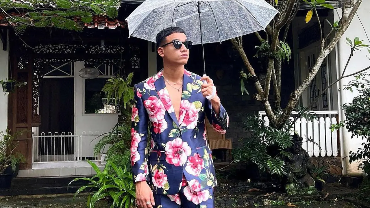 Fadly Faisal Pakai Outfit Colorful Ini Curi Perhatian, Tampil Nyentrik