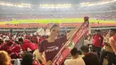 Terlihat juga Cinta Laura dengan kaus Unicef dan celana jeans-nya sembari membentangkan syal bernada semangat untuk Timnas Indonesia. [@claurakiehl].