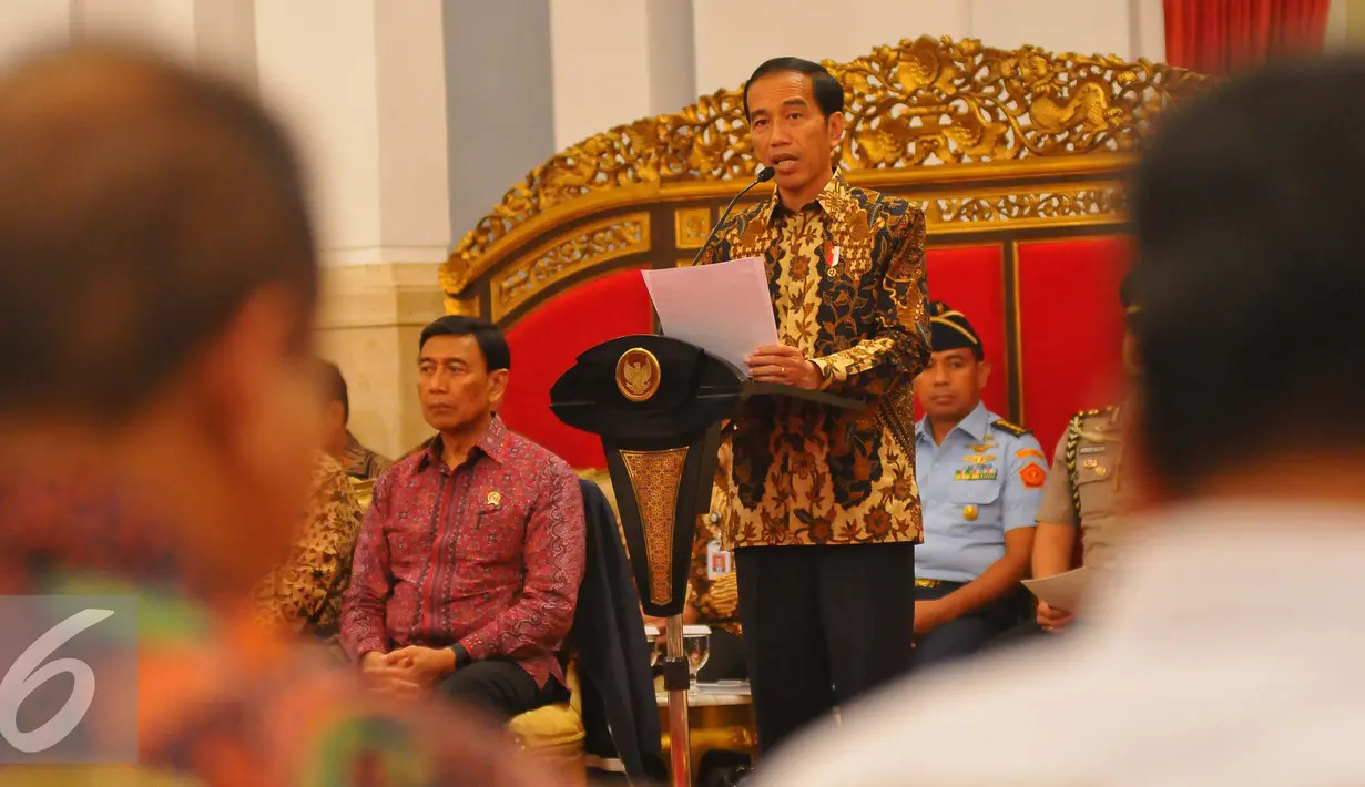 Presiden Joko Widodo atau Jokowi memberikan paparan saat memimpin Sidang Kabinet Paripuna di Istana, Jakarta, Rabu (2/1). Sidang kabinet tersebut membahas rencana kerja pemerintah tahun 2018 dan kerangka ekonomi makro. (Liputan6.com/Angga Yuniar)