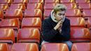 9. Fans Tottenham tampak murung usai menonton laga Liga Premier Inggris melawan Liverpool di Stadion Anfield, Sabtu (2/4/2016). Kedua tim bermain imbang 1-1. (Reuters/Carl Recine)