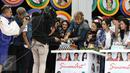 Pemain sinetron Anak Langit memotong kue saat Meet and Greet Sinemart All Star di kawasan Bintaro, Tangsel, Senin (20/2). (Liputan6.com/Herman Zakharia)