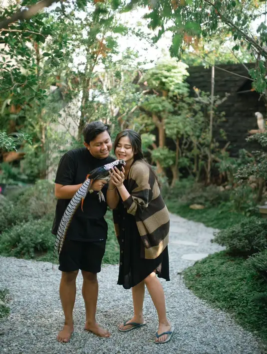 Terakhir, keduanya tampil kasual saat melakoni pemotretan bersama burung-burung yang cantik. [@bellabonita_r.a/@denny_caknan]