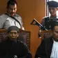 Terdakwa Oman Rochman alias Aman Abdurrahman (kiri bawah) menjalani persidangan lanjutan di Pengadilan Negeri Jakarta Selatan, Selasa (27/3). Aman diadili terkait kasus ledakan bom di Jalan Thamrin. (Liputan6.com/Faizal Fanani)