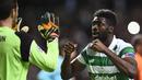 Ekspresi Kiper Cetic, Craig Gordon (kiri) dan rekannya Kolo Toure usai timnya menahan imbang Manchester City pada laga Grup C Liga Champion di Celtic Park stadium, Glasgow, Kamis (29/9/2016)dini hari WIB. (AFP/Oli Scarf)