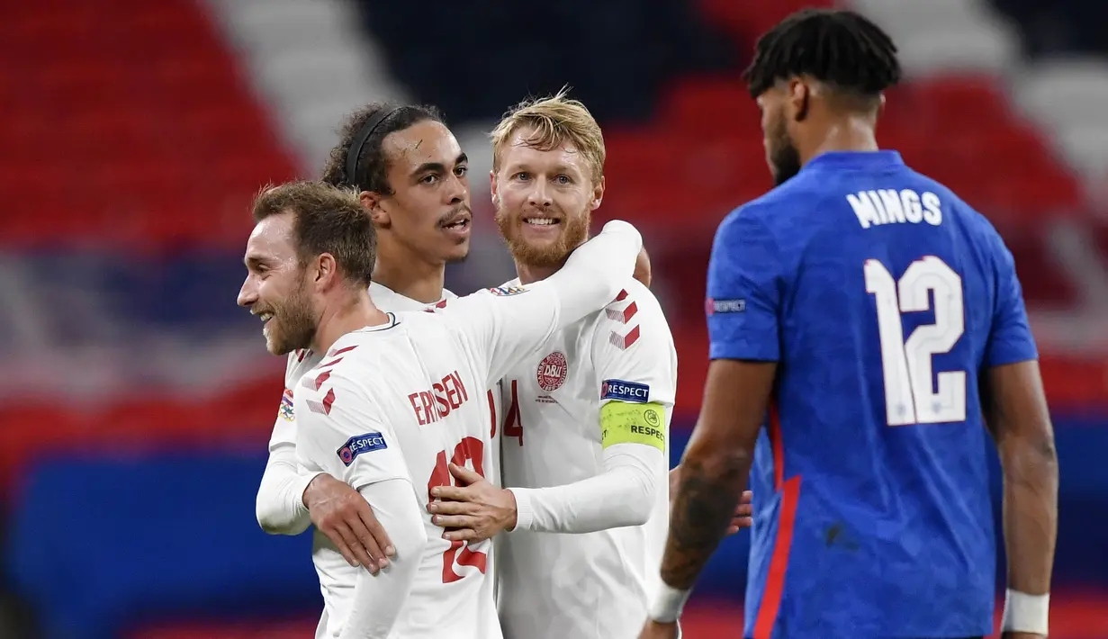 Para pemain Denmark merayakan gol yang dicetak oleh Christian Eriksen ke gawang Inggris pada laga UEFA Nations League di Stadion Wembley, Kamis (15/10/2020). Denmark menang dengan skor 1-0. (Toby Melville/Pool via AP)