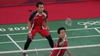 Menjadi wakil merah putih yang terakhir berlaga di hari pertama cabang bulu tangkis Olimpiade Tokyo 2020, Hendra Setiawan/Mohammad Ahsan menutup dengan kemenangan mudah 2-0 atas pasangan ganda putra Kanada, Jason Anthony Ho-Shue/Nyl Yakura, Kamis (24/7/2021). (Foto: AP/Markus Schreiber)