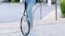 Tak ketinggalan, kacamata hitam yang dipakai pemilik nama lengkap Rini Fatimah Zaelani ini membuatnya semakin keren. Meski sudah berusia 40 tahun, Syahrini tampak begitu bugar dan energik bermain tenis. (Liputan6.com/IG/@princessyahrini)