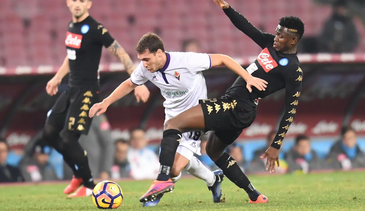 Aksi pemain Forentina, Cristoforo (kiri) dan pemain Napoli, Amadou Diawara saat berebut bola pada laga perempat final Coppa Italia di San Paolo stadium, Naples, (24/1/2017). Napoli menang 1-0.  (Ciro Fusco/ANSA via AP)