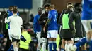 Pemain Everton, Ashley Young (tengah kanan) bertemu dengan pemain Peterborough United, Tyler Young yang merupakan putranya pada laga putaran ketiga Piala FA 2024/2025 di Goodison Park, Liverpool, Inggris, Jumat (10/01/2025) WIB. (AFP/Oli Scarff)