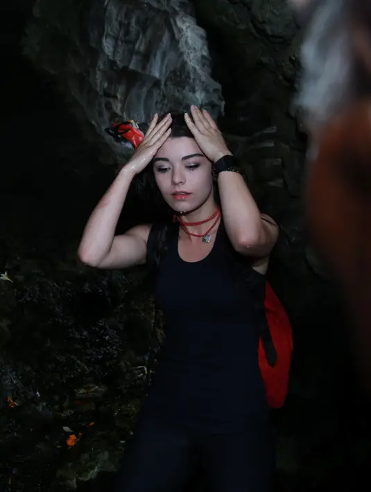 Gulcin Tuncok pemeran Zeynep di serial 'Elif' membasuh wajahnya dengan air suci di Tanah Lot, Bali, Rabu (26/8/2015). (Deki Prayoga/Bintang.com)