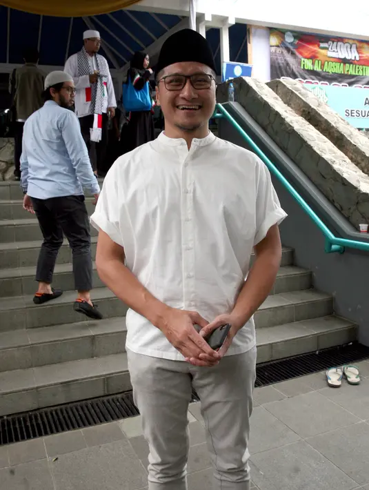 Arie Untung mengaku masih banyak ilmu yang harus dipelajari. Saat ini, suami Fenita Arie itu sedang fokus dalam memperbaiki bacaan Alquran yang dirasa masih kurang. (Nurwahyunan/Bintang.com)